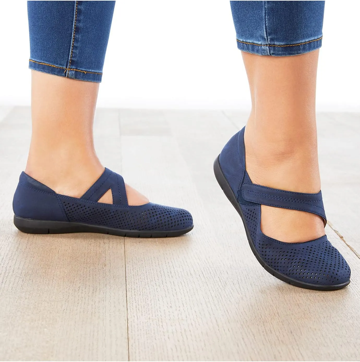Comfortview Women's The Ezra Flat (Wide Widths Available)