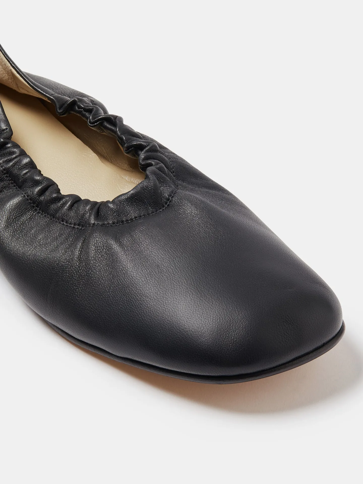 Mica Flat / Black Leather