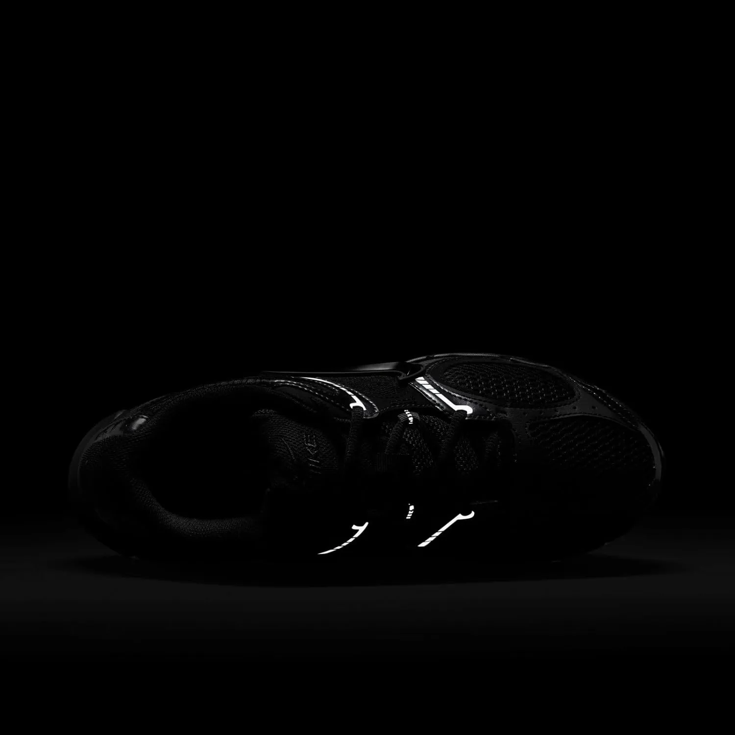 Nike Men's V5 Runner Sneaker