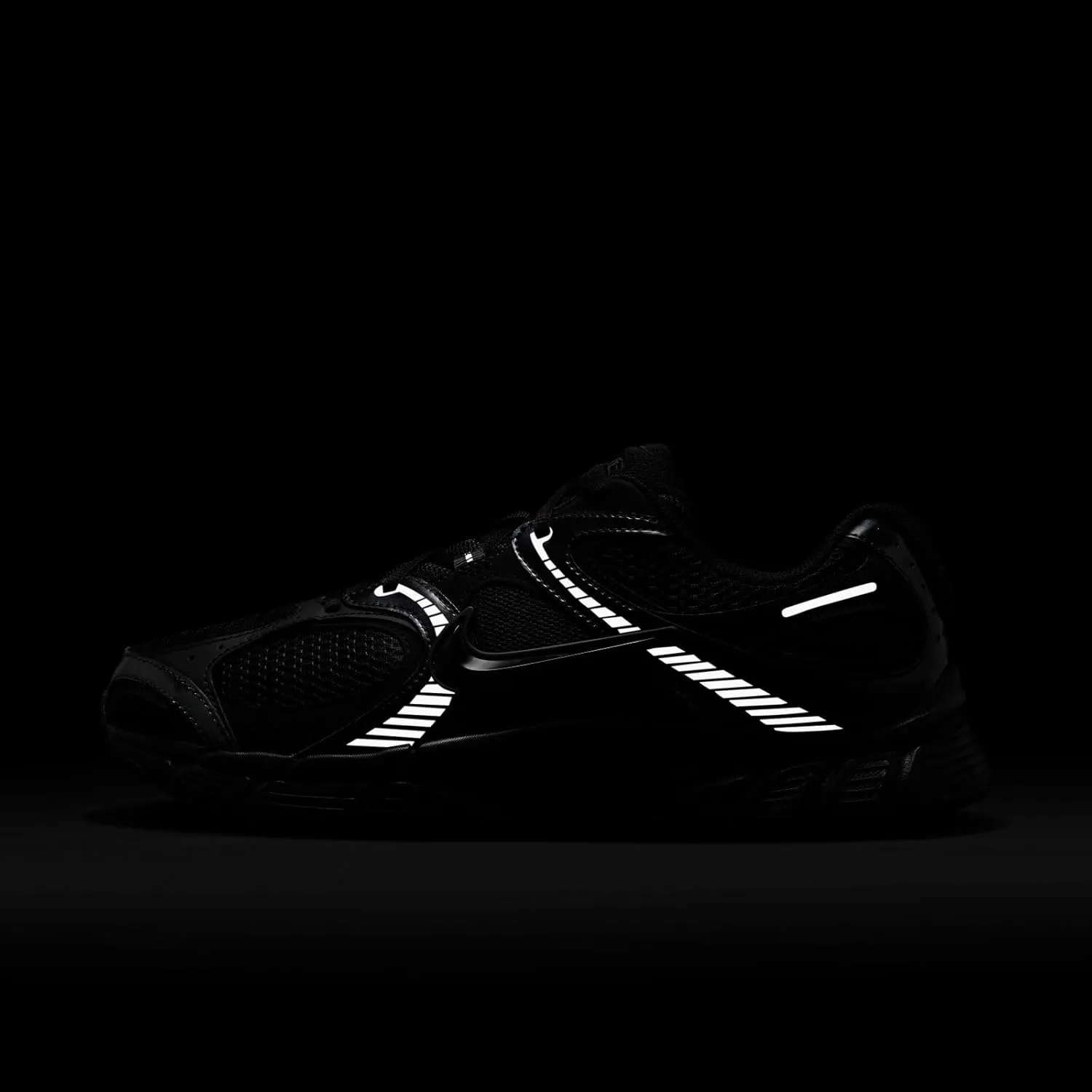 Nike Men's V5 Runner Sneaker
