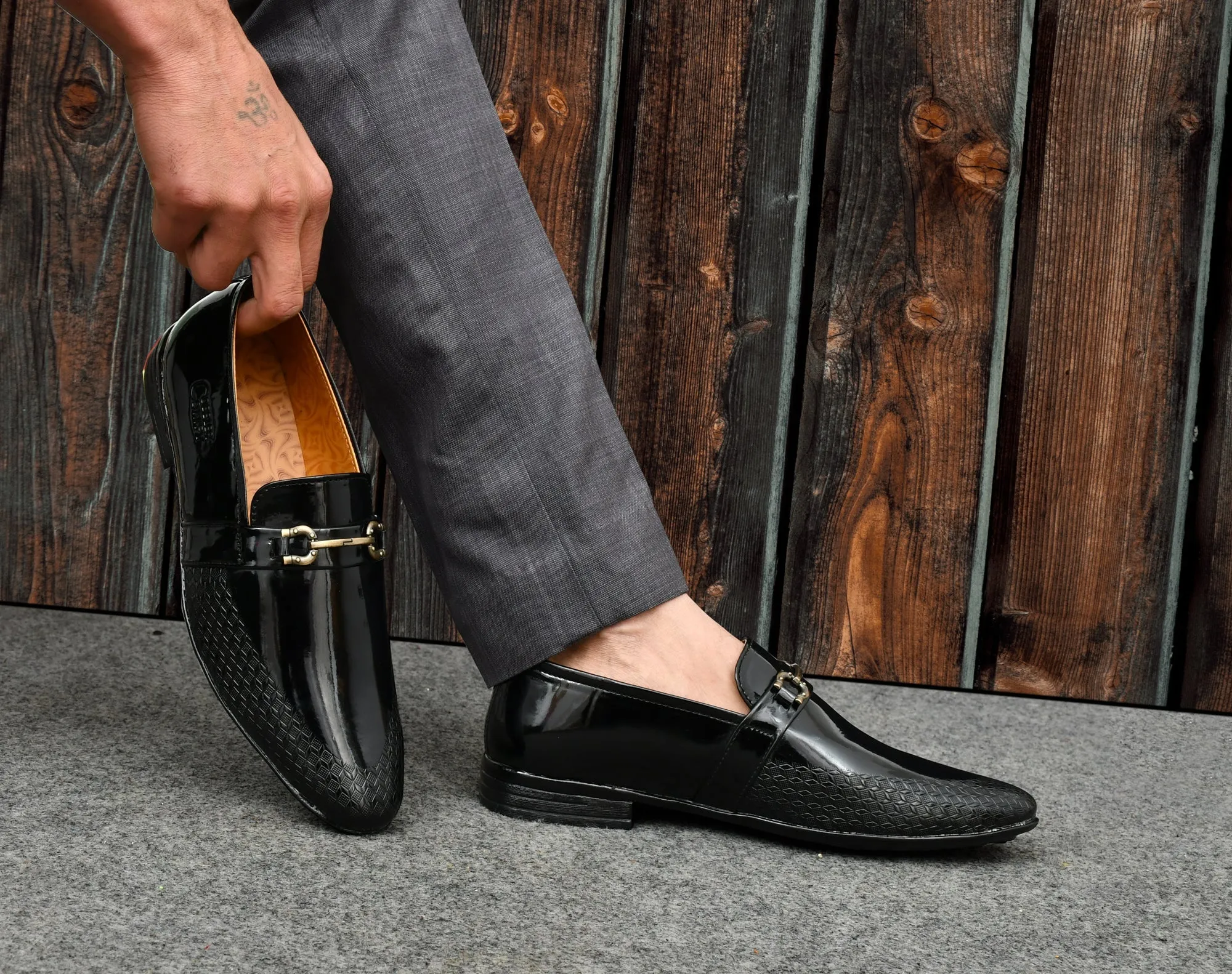 Pointed-toe Shiny Slip-ons for Men with Embossed Pattern  Black