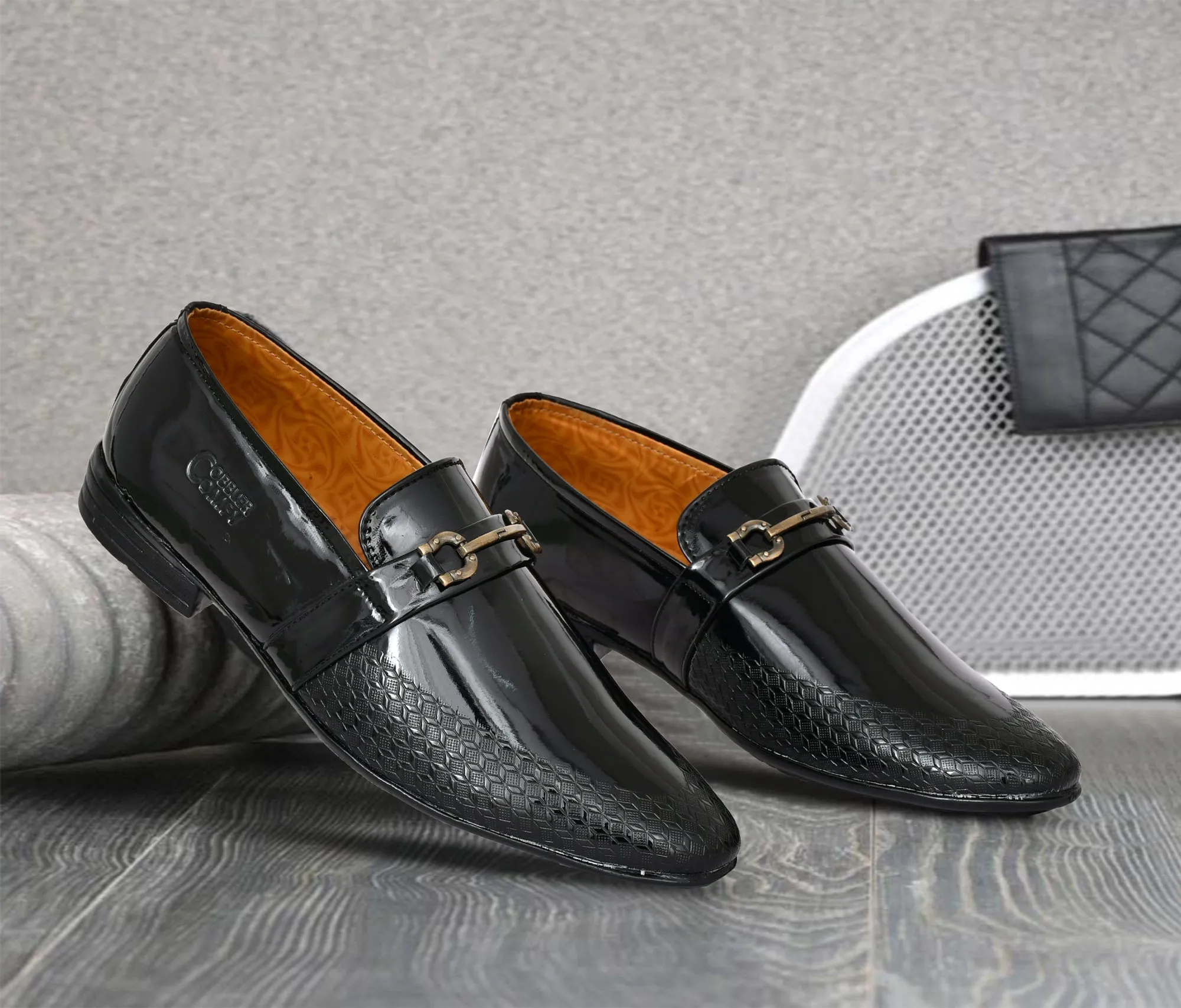 Pointed-toe Shiny Slip-ons for Men with Embossed Pattern  Black