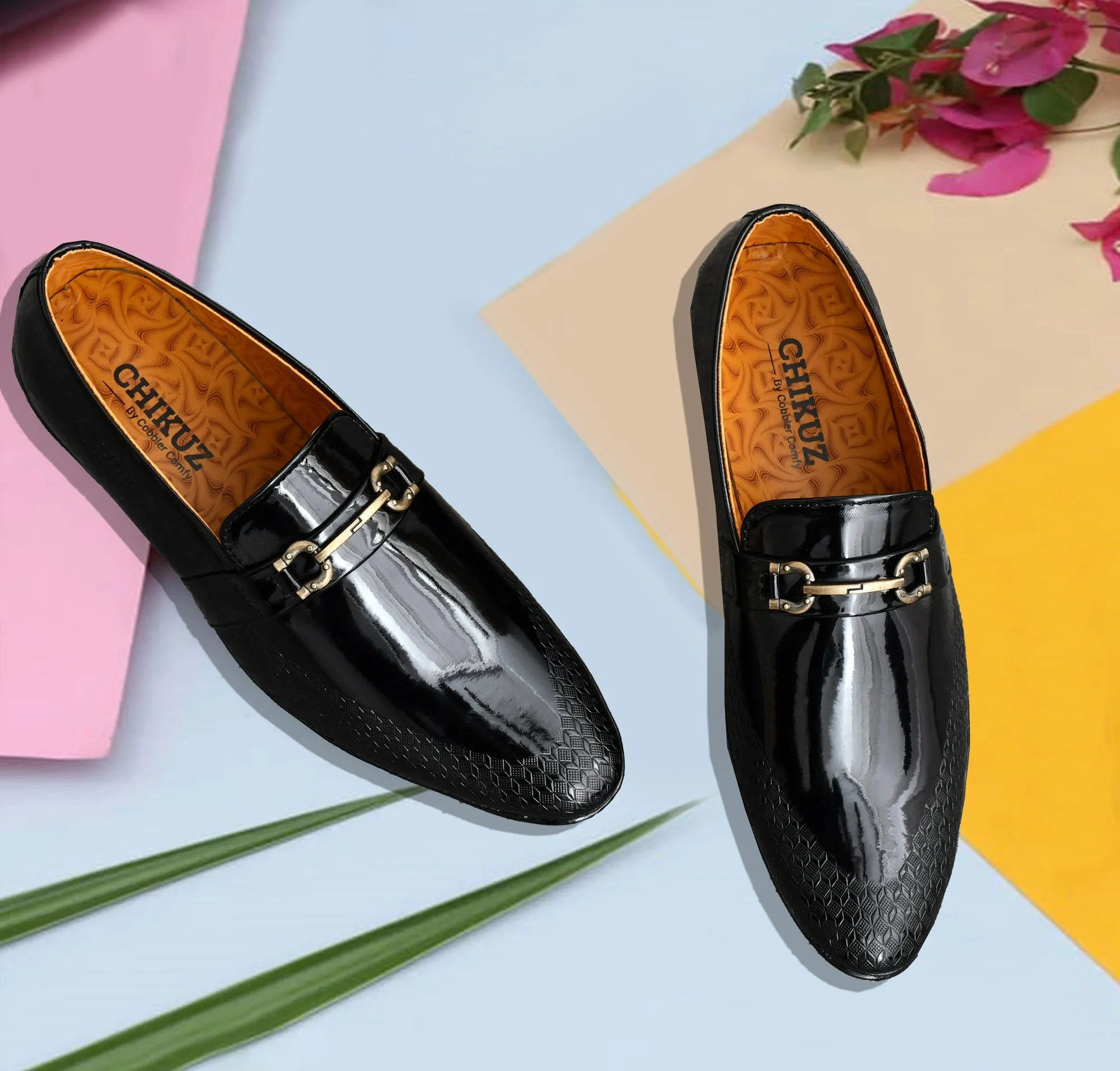 Pointed-toe Shiny Slip-ons for Men with Embossed Pattern  Black
