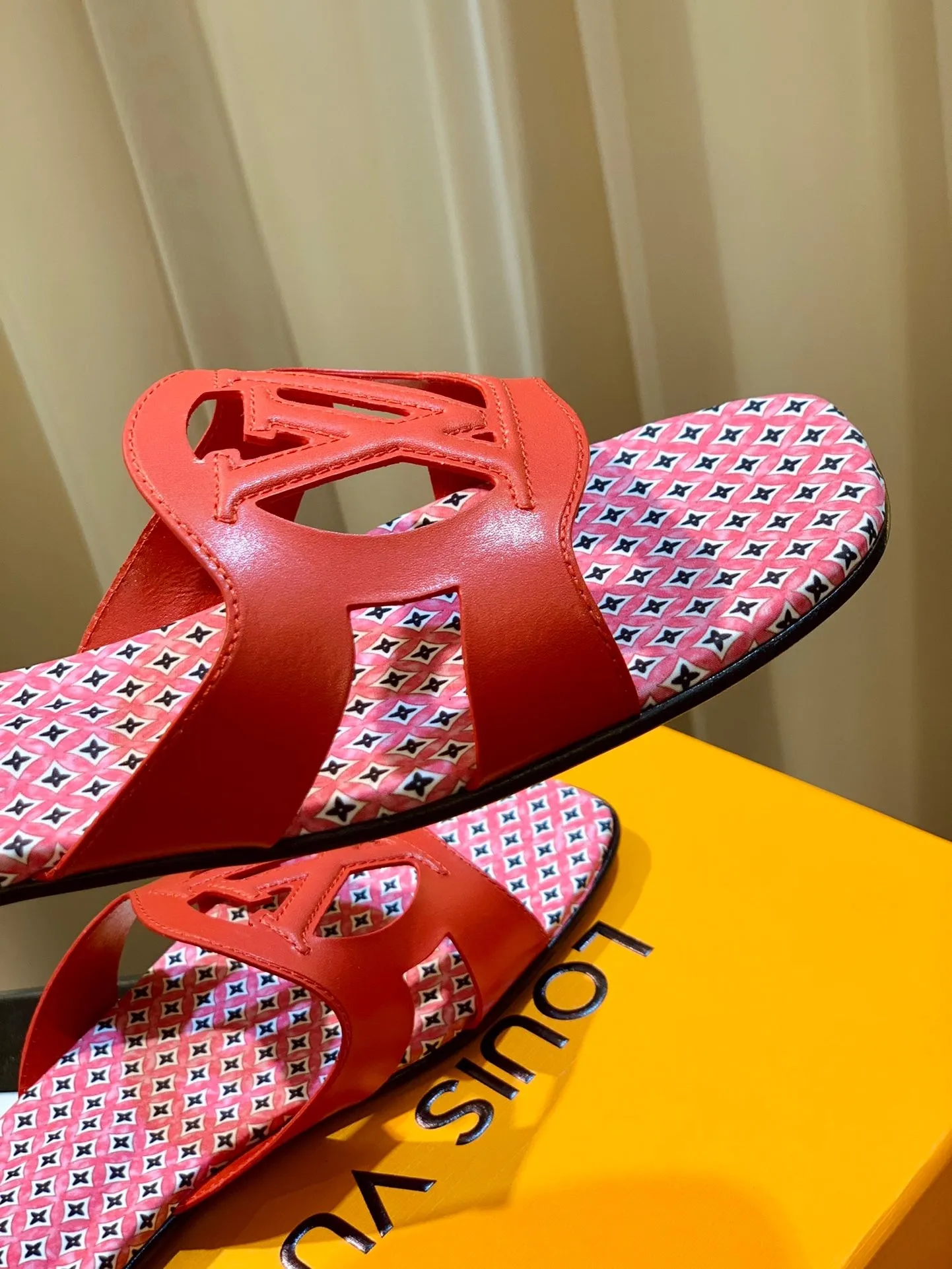 SE1137 LV Isola Flat Mule / Size5-11