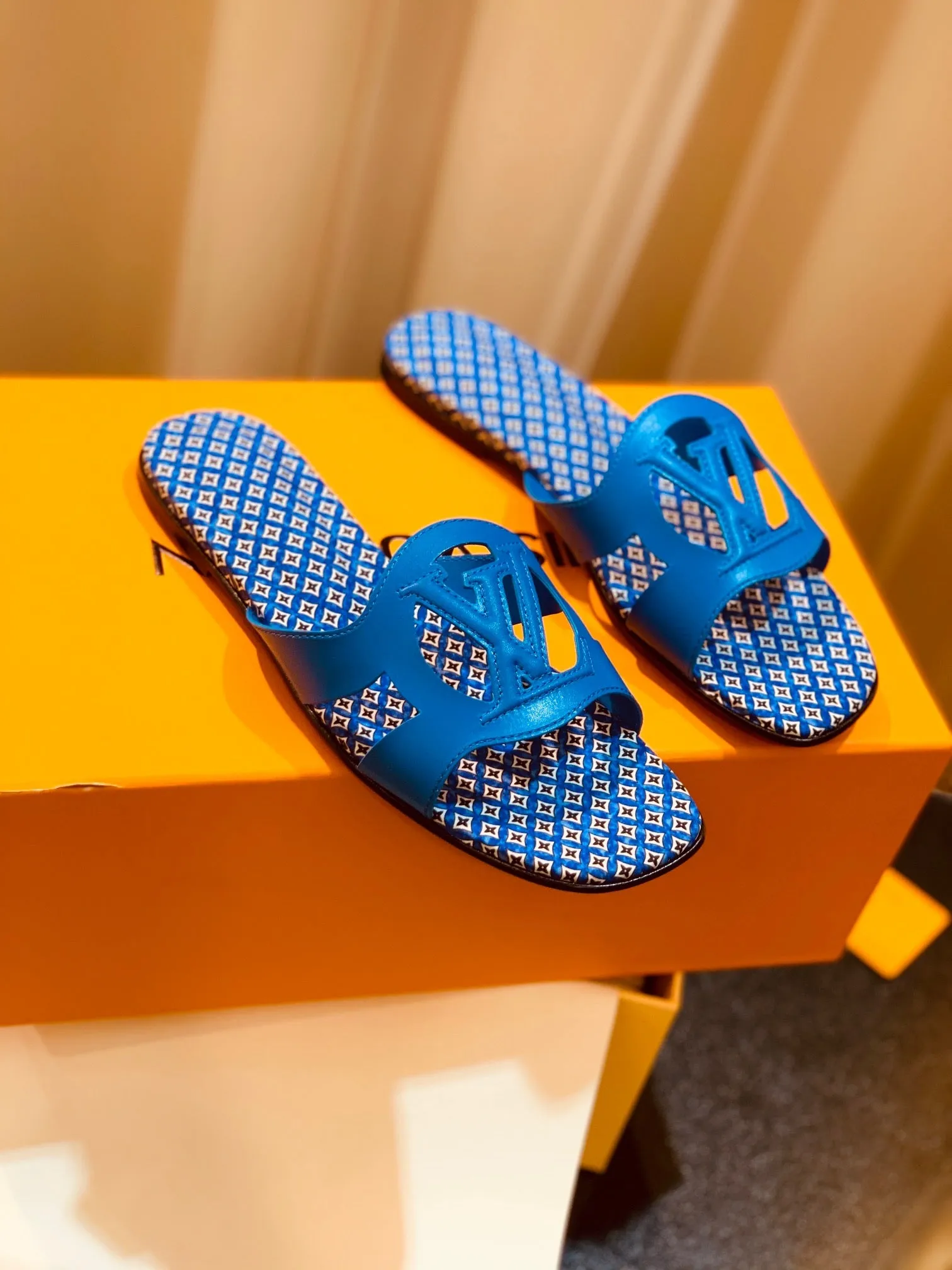 SE1137 LV Isola Flat Mule / Size5-11