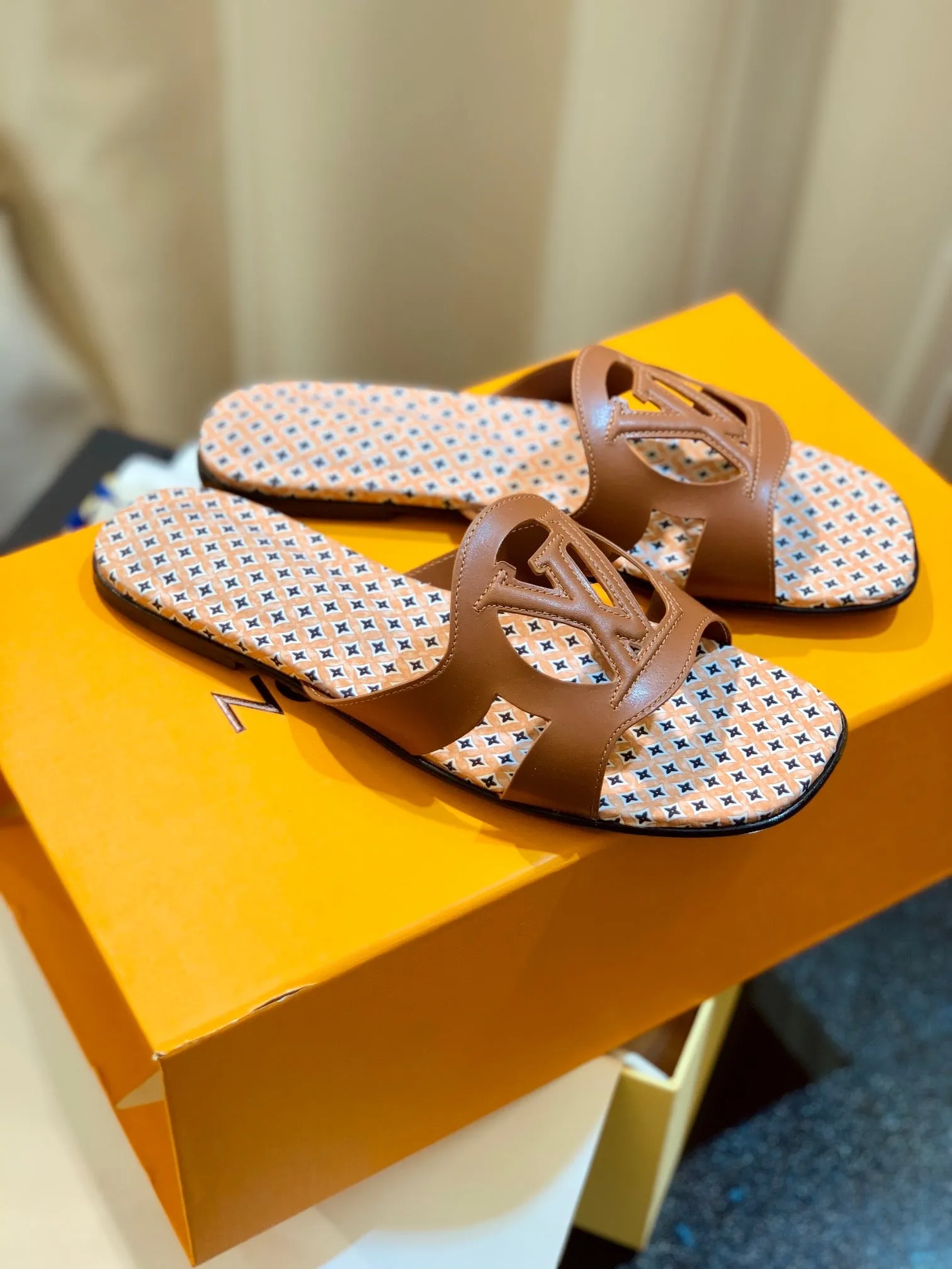 SE1137 LV Isola Flat Mule / Size5-11